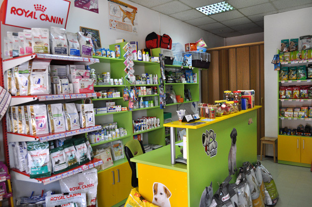 Enterijer veterinarske apoteke GRIC-GRIC sa policama hrane za pse i mačke